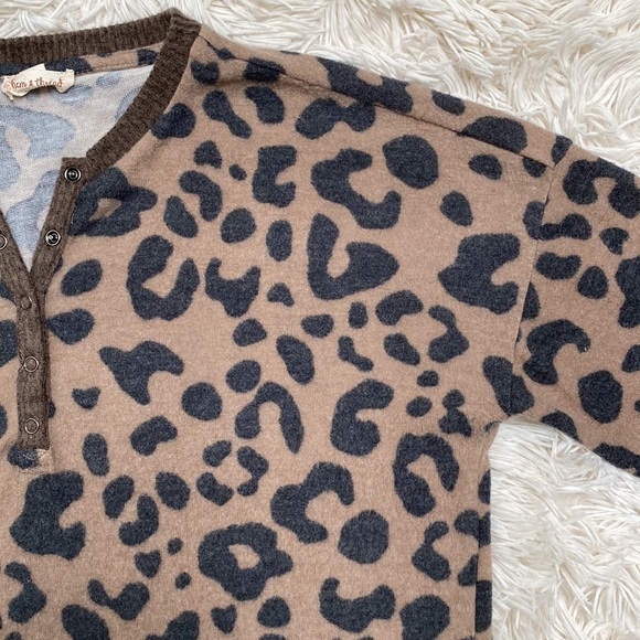 Hem & Thread V-Neck Hacci Leopard Top 💗 Brown & Gray - Picture 6 of 14